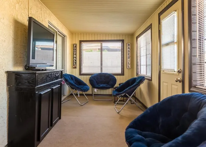 Ferienhaus Cozy, Quiet House, Covered Patio Dining, Sun Chandler